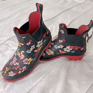 Joules Wellibobs Navy floral Rain Booties w/ red Accents, Size 7